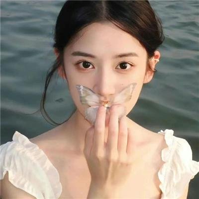 蓝天花朵